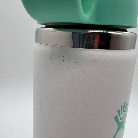 HYDRO FLASK  WHITE AND SEAFOAM GREEN 20 OUNCE INSULATED WATER BOTTLE - Picture 11 of 14